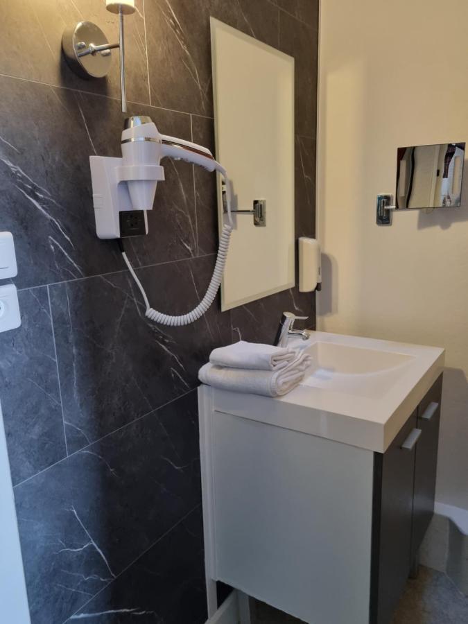 Hotel Du Cheval Blanc Cerizay Экстерьер фото
